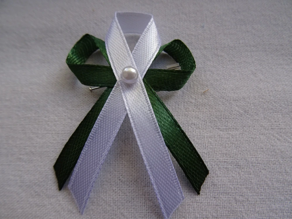 Svatební vývazek s perličkou - zelená 128 / bílá