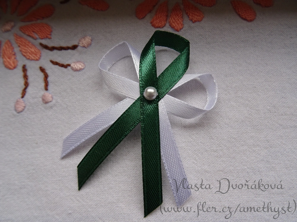 Vývazek bílý s perličkou - tmavě zelená 3120 II.