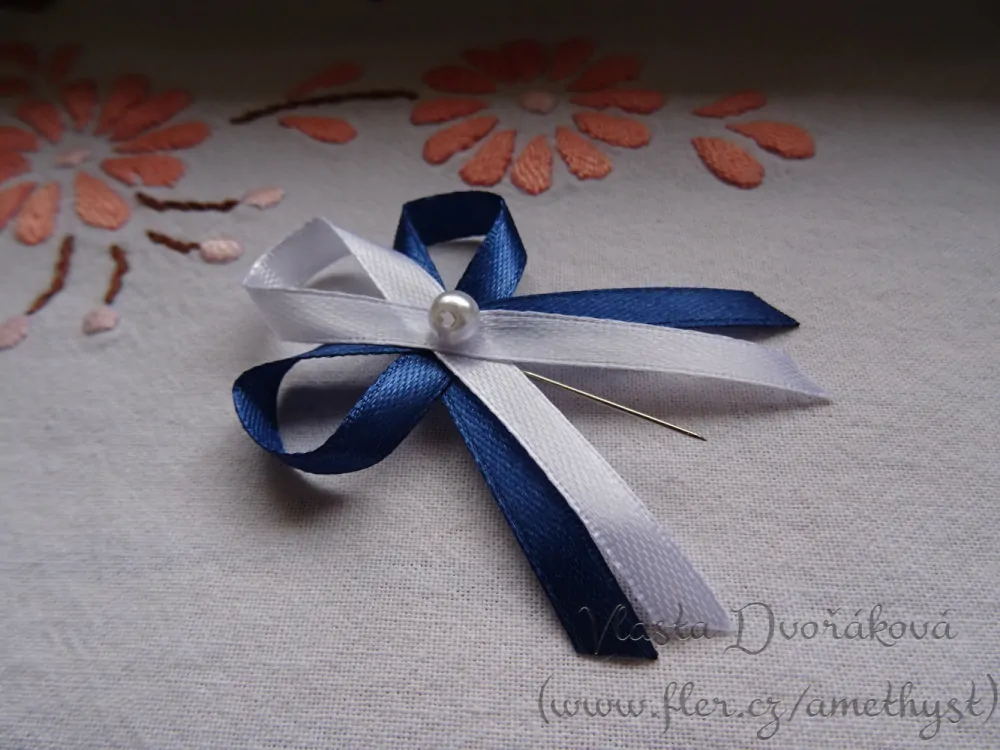 Vývazek s perličkou - tmavě modrá 3160 / bílá