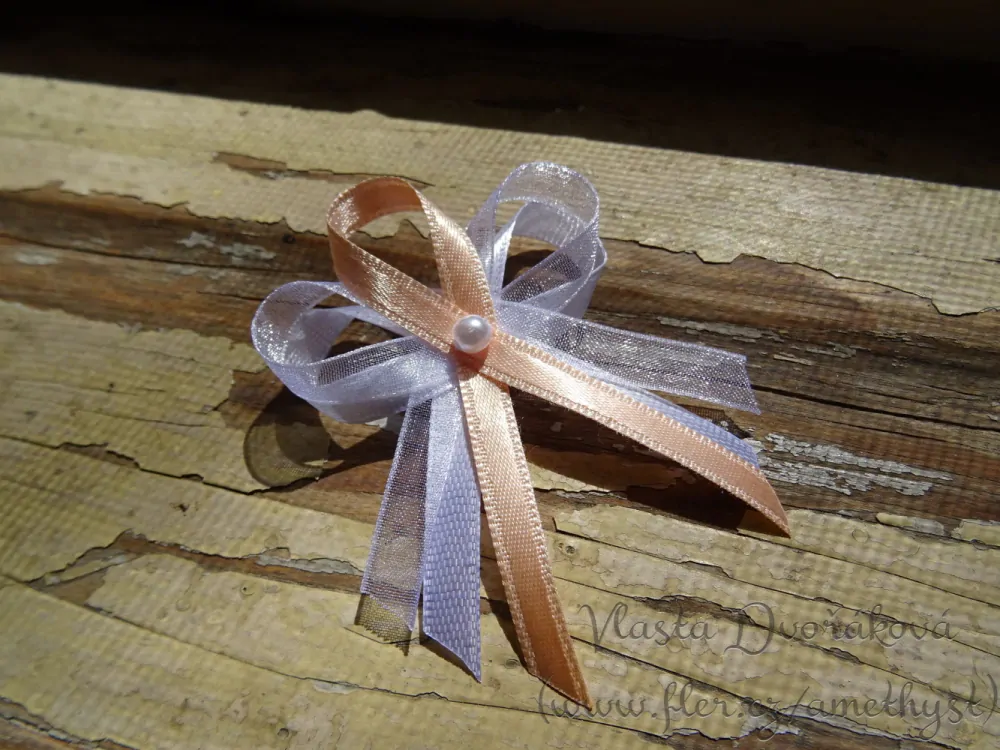 Vývazek bílý s perličkou - meruňková 175