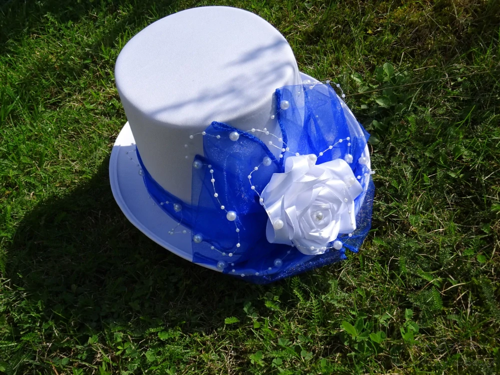 Cylindr bílý - kr. modrá organza a atlasová růže