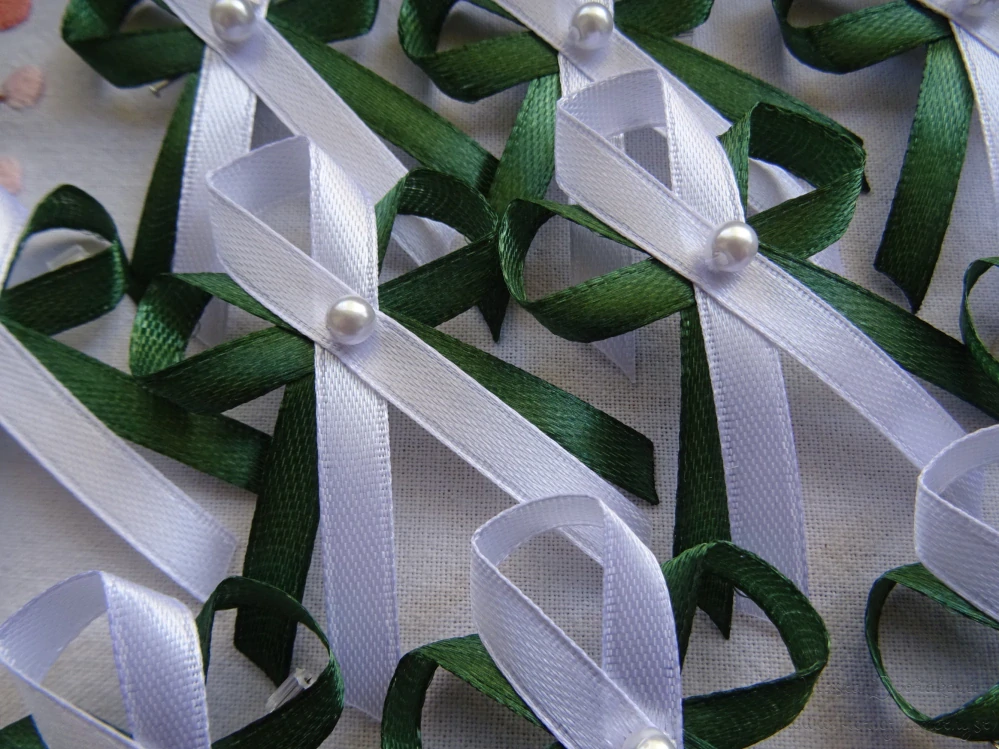 Svatební vývazek s perličkou - zelená 128 / bílá