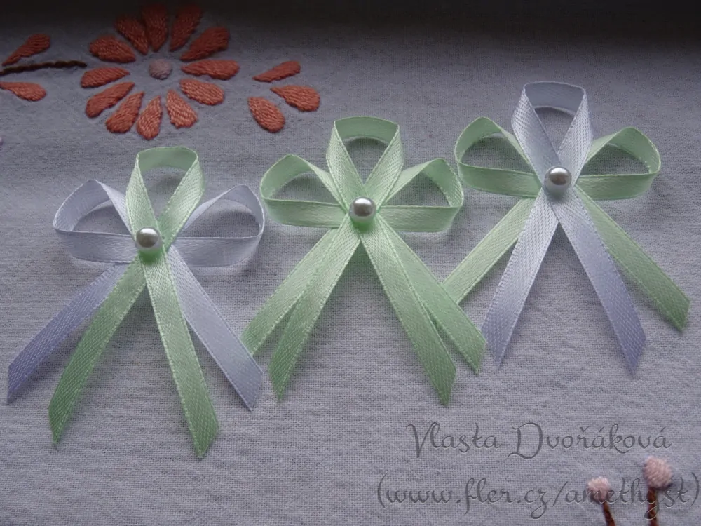 Vývazek s perličkou - bílá/ sv. zelená pastel. 181