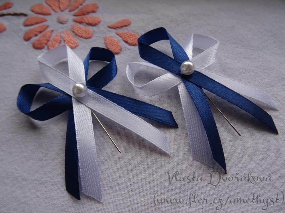 Vývazek s perličkou - bílá / tmavě modrá 3160