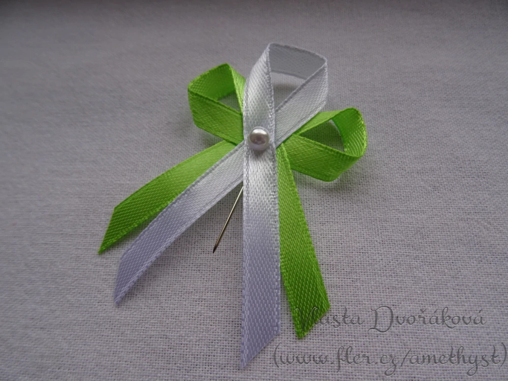 Vývazek s perličkou - jarní zelená 3101 / bílá