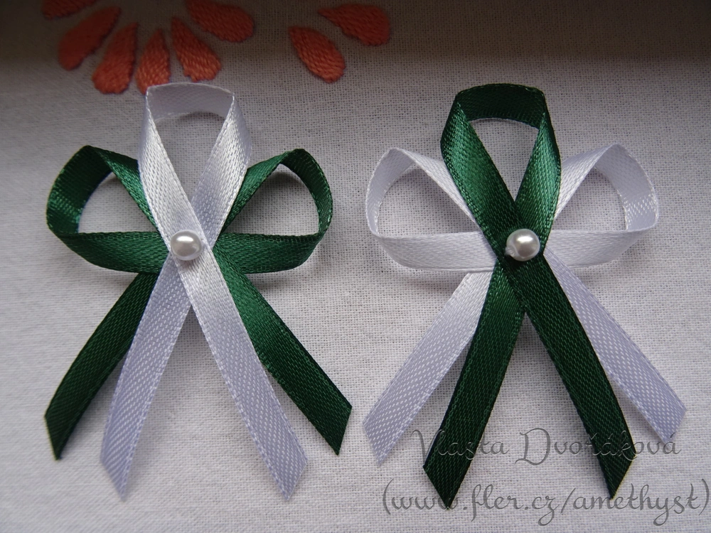 Vývazek bílý s perličkou - tmavě zelená 3120 II.