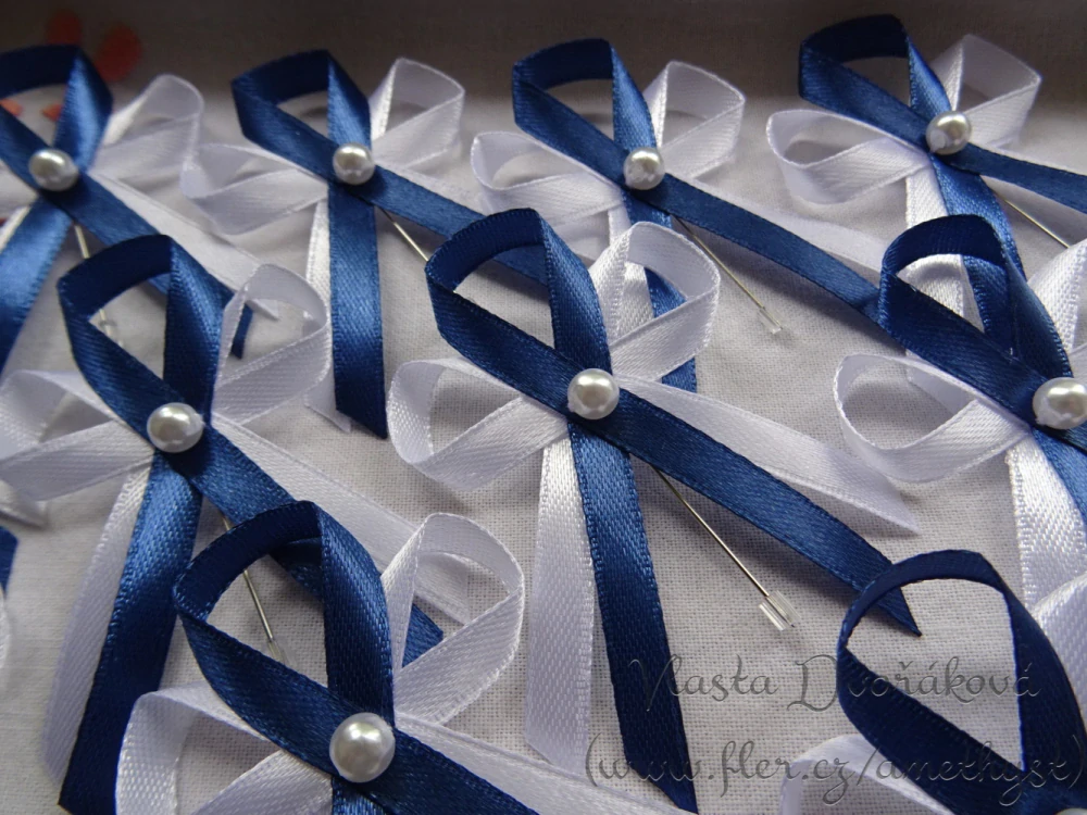 Vývazek s perličkou - bílá / tmavě modrá 3160