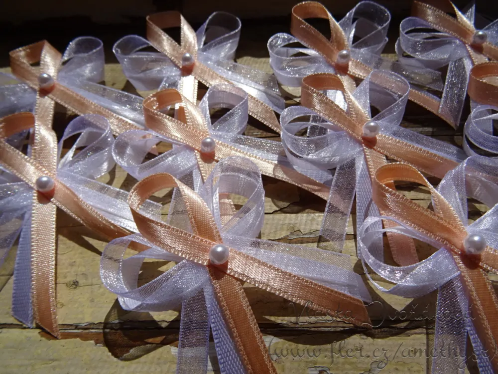 Vývazek bílý s perličkou - meruňková 175