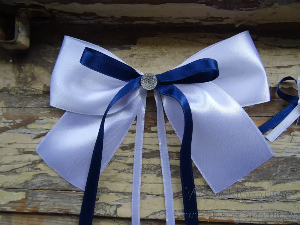 Atlasová mašle na auto bílá - tmavě modrá 549