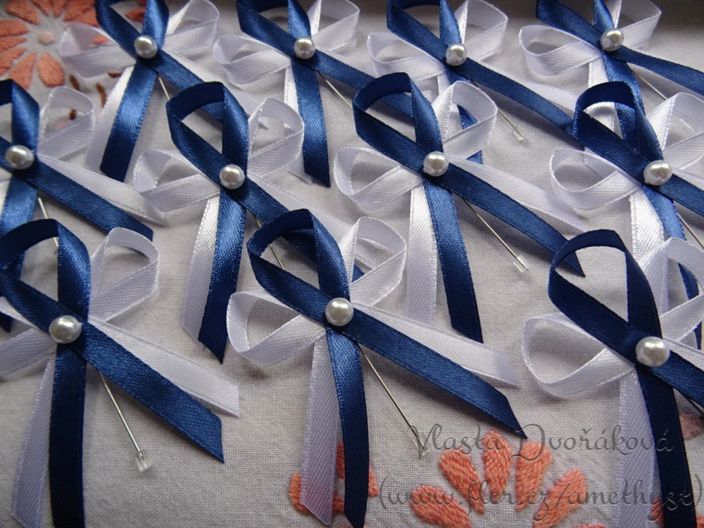 Vývazek s perličkou - bílá / tmavě modrá 3160