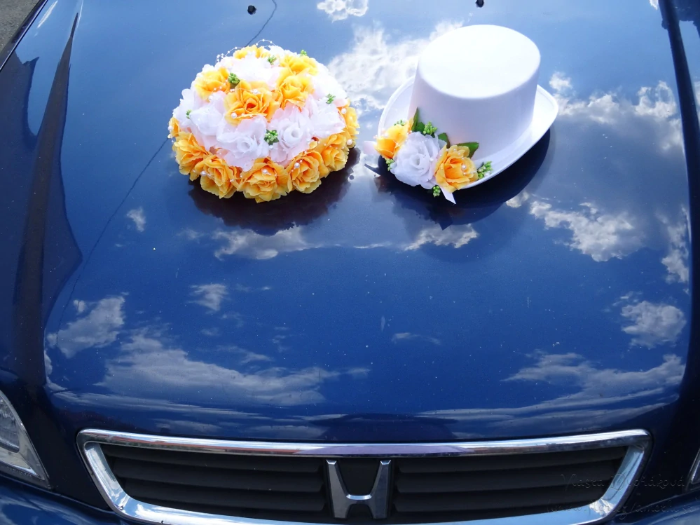 Kytice na auto - bílé a oranžové růže