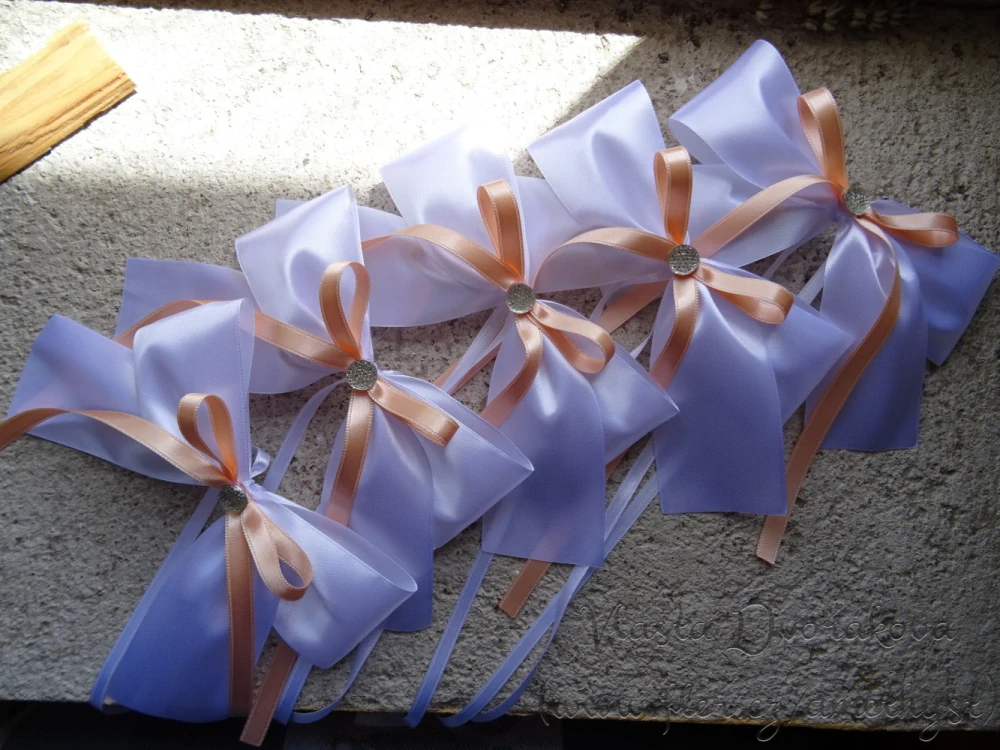 Atlasová mašle na auto bílá - meruňková 175