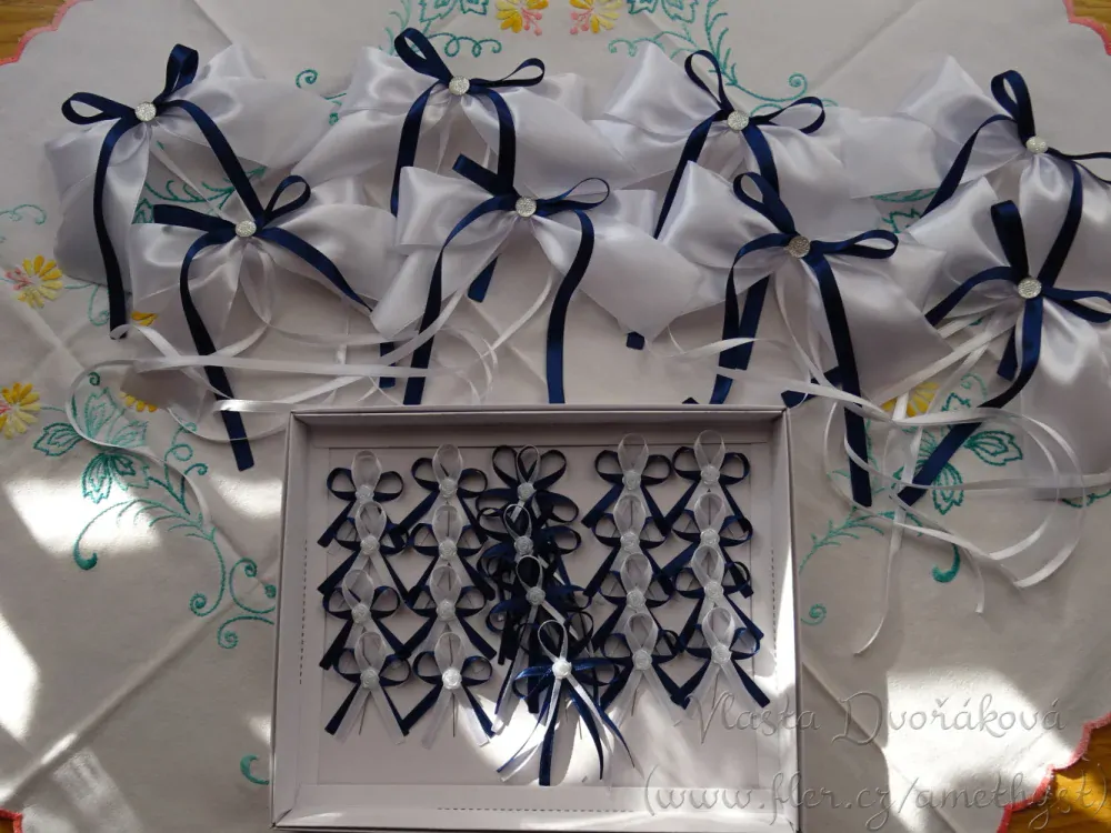 Atlasová mašle na auto bílá - tmavě modrá 549