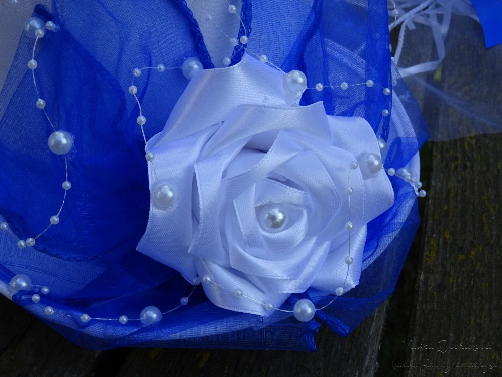 Cylindr bílý - kr. modrá organza a atlasová růže