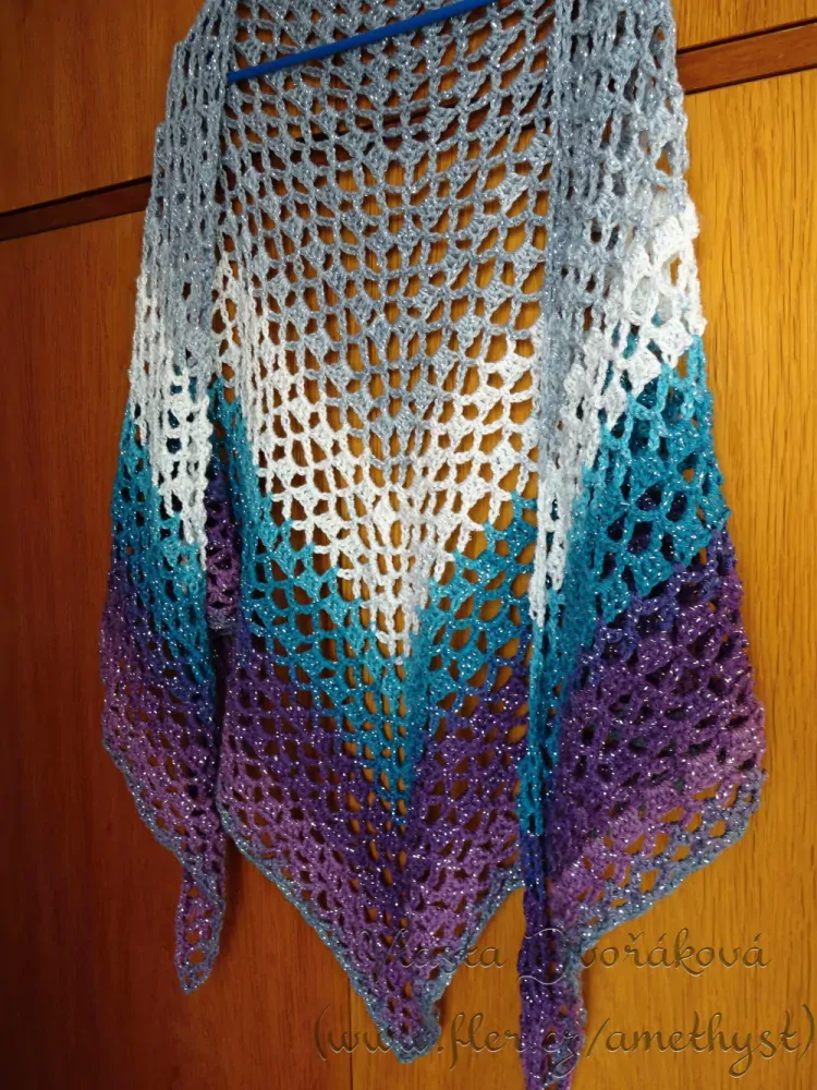 Háčkovaný šátek 180x80 300 šedá,bílá, tyrkys, fialová