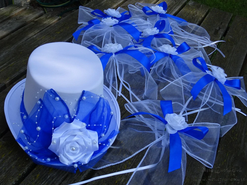 Cylindr bílý - kr. modrá organza a atlasová růže