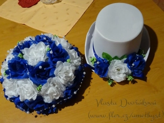 Cylindr bílý - modré a bílá růže