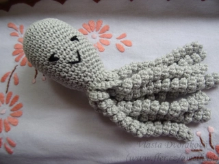 Háčkovaná chobotnička pro miminka - šedá nejsvětlejší