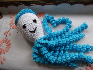 Háčkovaná chobotnička pro miminka - tyrkys