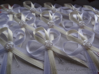 Vývazek s růžičkou - bílá / smetanová 121