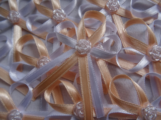 Vývazek s růžičkou - bílá / meruňková 175